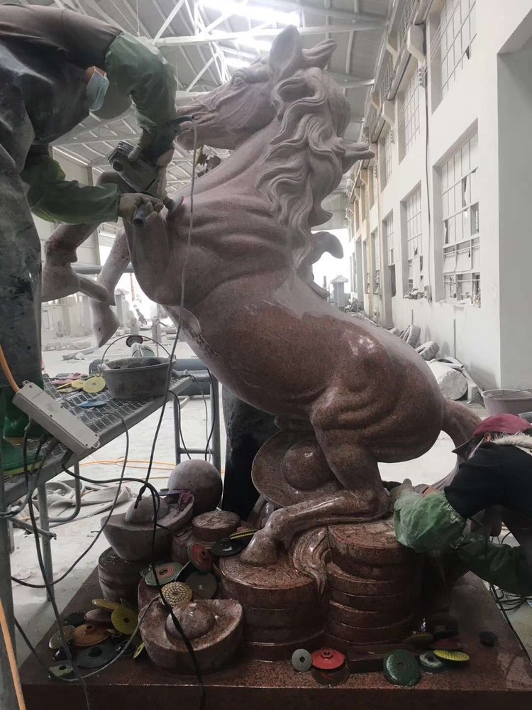 匠師精細開臉刻畫